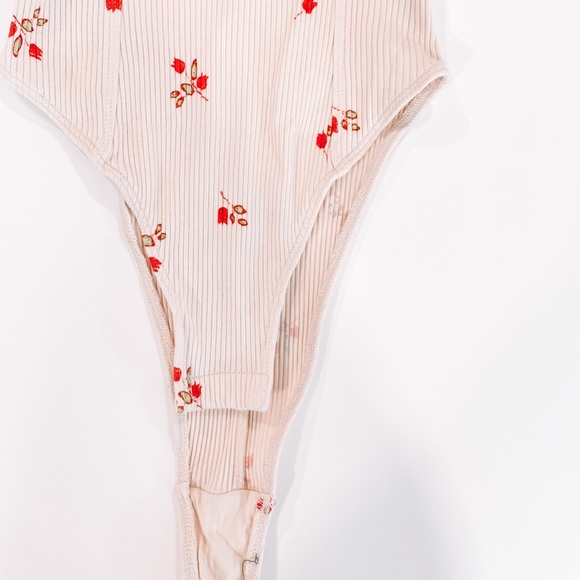 Urban Outfitters Cream Floral Bodysuit!! - Picture 5 of 8